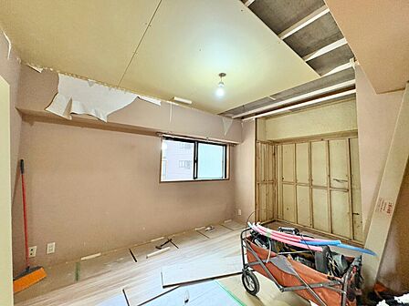 清かで艶やかな時間をもたらしてくれる室内です。