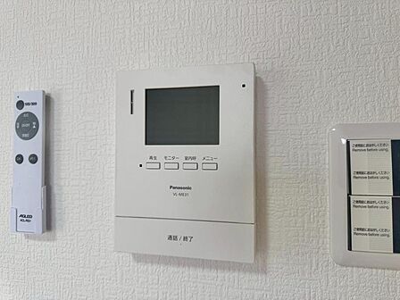 誰が来てもわかる様にモニター付きインターホンを設置。