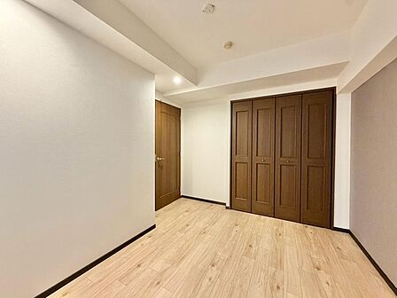 清かで艶やかな時間をもたらしてくれる室内です。