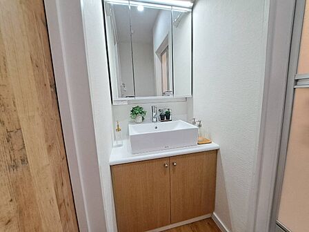 清潔感を感じられる洗面化粧台。
