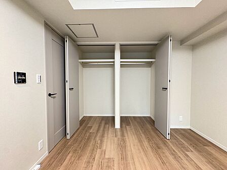 家電やスーツケース、ストック品など何でも片付く嬉しい空間です。