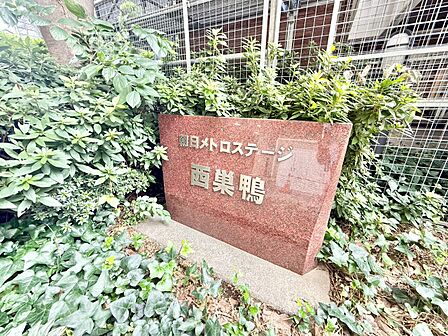 スタイリッシュなエンブレム。お洒落なマンションは入り口から。