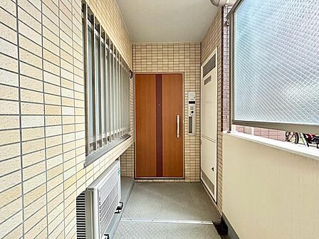 清潔感のある落ち着いた雰囲気の玄関です。