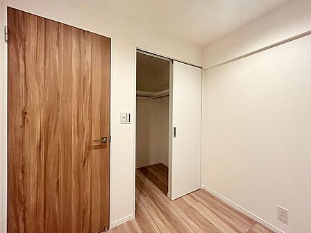 家電やスーツケース、ストック品など何でも片付く嬉しい空間です。