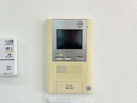 誰が来てもわかる様にモニター付きインターホンを設置。