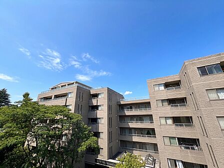 眺望や窓からの景色が良いと、家で過ごす時間も快適です。