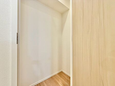 家電やスーツケース、ストック品など何でも片付く嬉しい空間です。