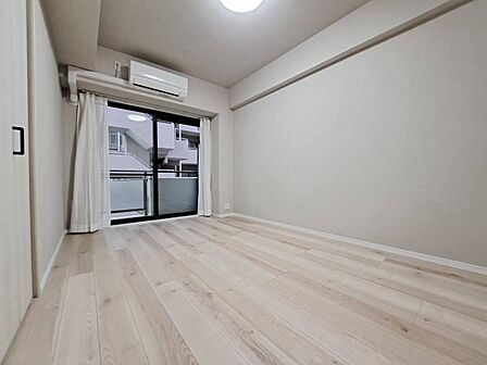 清かで艶やかな時間をもたらしてくれる室内です。