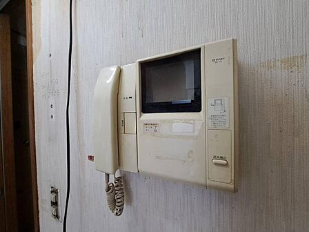 誰が来てもわかる様にモニター付きインターホンを設置。