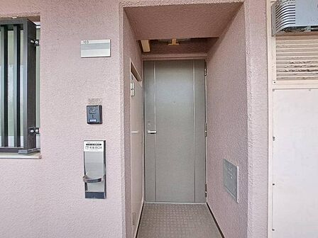 清潔感のある落ち着いた雰囲気の玄関です。