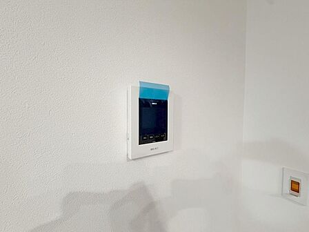 誰が来てもわかる様にモニター付きインターホンを設置。
