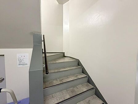 共用部の階段です。明るく清潔に管理されています。