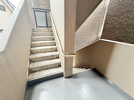 共用部の階段です。明るく清潔に管理されています。