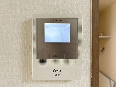 誰が来てもわかる様にモニター付きインターホンを設置。