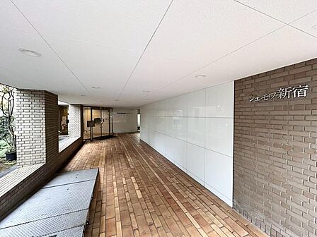 上質感漂う玄関アプローチです。
