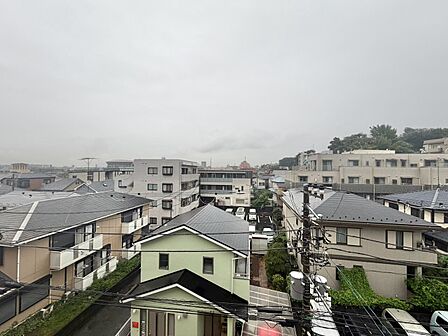 陽当たり・通風・開放感に恵まれた環境です。