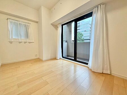 清かで艶やかな時間をもたらしてくれる室内です。