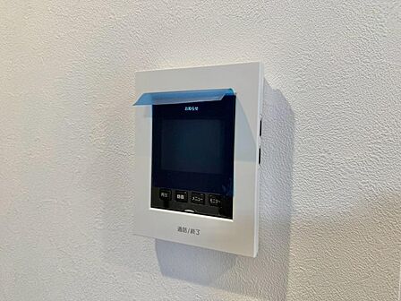 誰が来てもわかる様にモニター付きインターホンを設置。