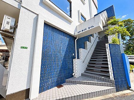 上質感漂う玄関アプローチです。