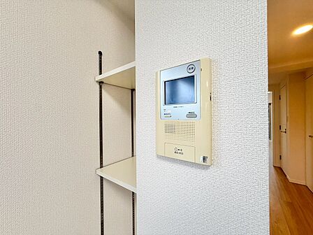 誰が来てもわかる様にモニター付きインターホンを設置。