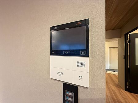 誰が来てもわかる様にモニター付きインターホンを設置。