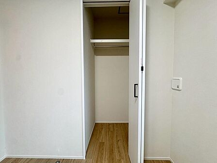 家電やスーツケース、ストック品など何でも片付く嬉しい空間です。