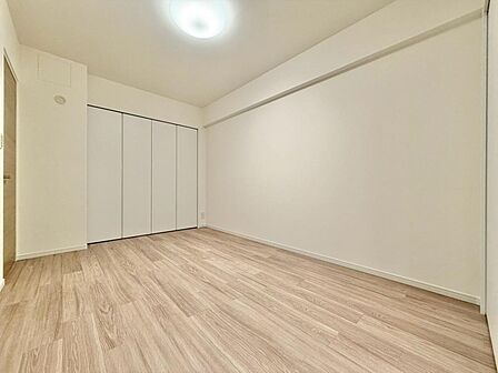 清かで艶やかな時間をもたらしてくれる室内です。