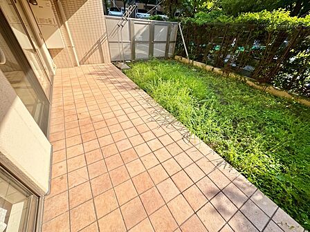 朝の澄んだ空気や、夕方に吹く清々しい風を感じられるバルコニー。