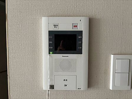 誰が来てもわかる様にモニター付きインターホンを設置。