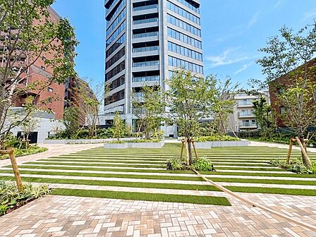 マンションの敷地内には、中庭もございます。