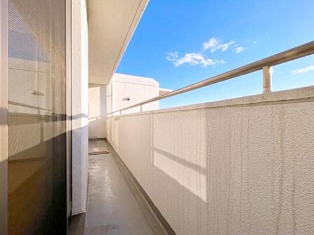 朝の澄んだ空気や、夕方に吹く清々しい風を感じられるバルコニー。