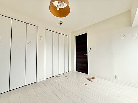清かで艶やかな時間をもたらしてくれる室内です。