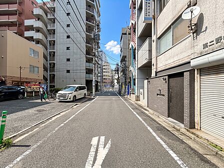 閑静なエリアで、前面道路の交通量は少なく安心です。