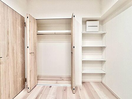 家電やスーツケース、ストック品など何でも片付く嬉しい空間です。