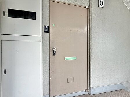 清潔感のある落ち着いた雰囲気の玄関です。