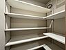 収納：家電やスーツケース、ストック品など何でも片付く嬉しい空間です。