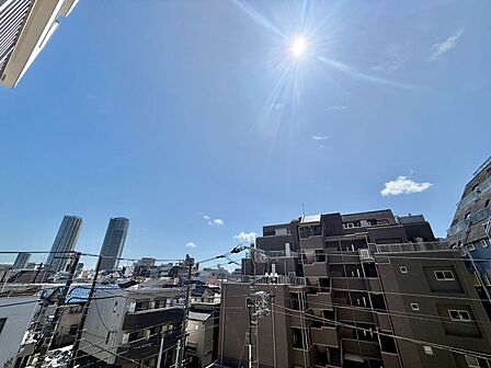 陽当たり・通風・開放感に恵まれた環境です。
