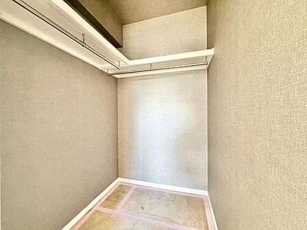 家電やスーツケース、ストック品など何でも片付く嬉しい空間です。