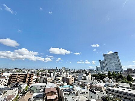 陽当たり・通風・開放感に恵まれた環境です。