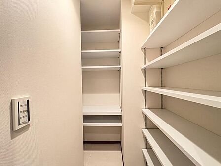 家電やスーツケース、ストック品など何でも片付く嬉しい空間です。
