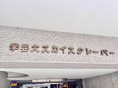 スタイリッシュなエンブレム。お洒落なマンションは入り口から。
