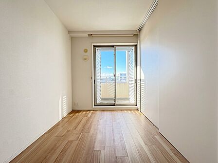 清かで艶やかな時間をもたらしてくれる室内です。