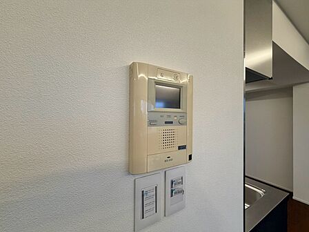誰が来てもわかる様にモニター付きインターホンを設置。