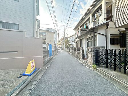 閑静なエリアで、前面道路の交通量は少なく安心です。