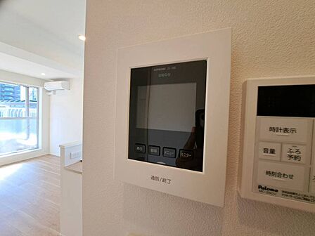 誰が来てもわかる様にモニター付きインターホンを設置。