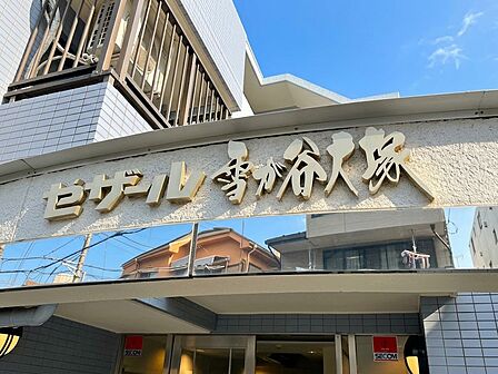 スタイリッシュなエンブレム。お洒落なマンションは入り口から。