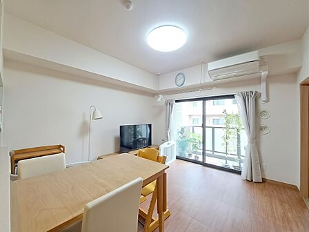 通風・採光に優れ、心地よい光と風が溢れています。贅沢で豊かな居住性と、安心感を満たすクオリティが見事に調和した住空間。