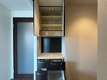 家電やスーツケース、ストック品など何でも片付く嬉しい空間です。