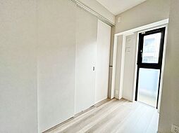 ナチュラルカラーのフローリングのお部屋は、温かみを感じさせリラックスをもたらす効果があります。
