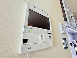 来訪者の確認ができるモニター付きインターホン完備。